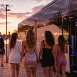 Cómo organizar el transporte para una despedida sin depender de coches particulares